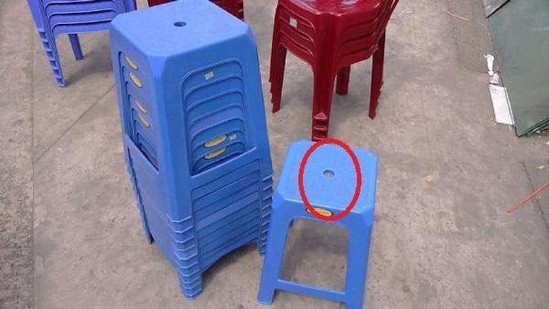 co-bao-gio-ban-tu-hoi-rang-vi-sao-ghe-nhua-thuong-co-lo-tron-o-giua-202006212310324568