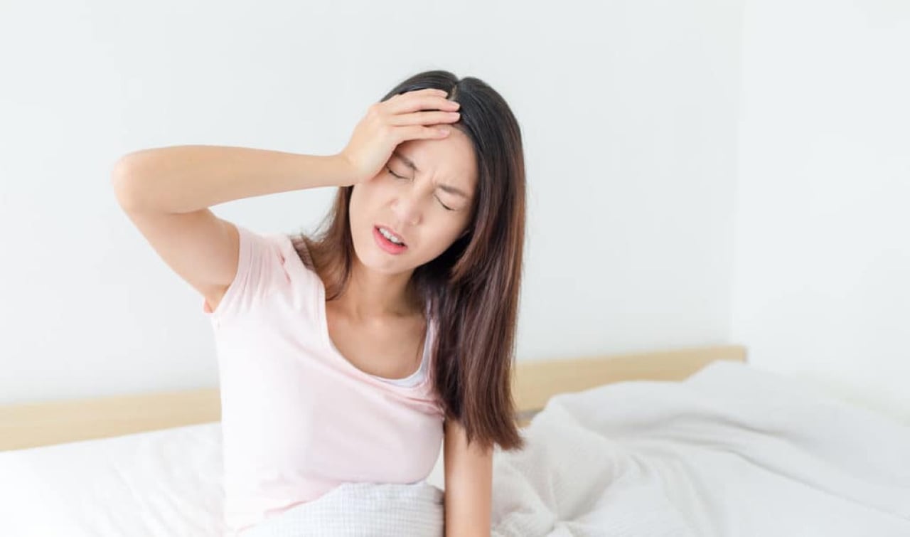Đặc biệt lưu ý khi thấy đau đầu dữ dội sau khi mới dậy vào buổi sáng. (Ảnh minh họa)