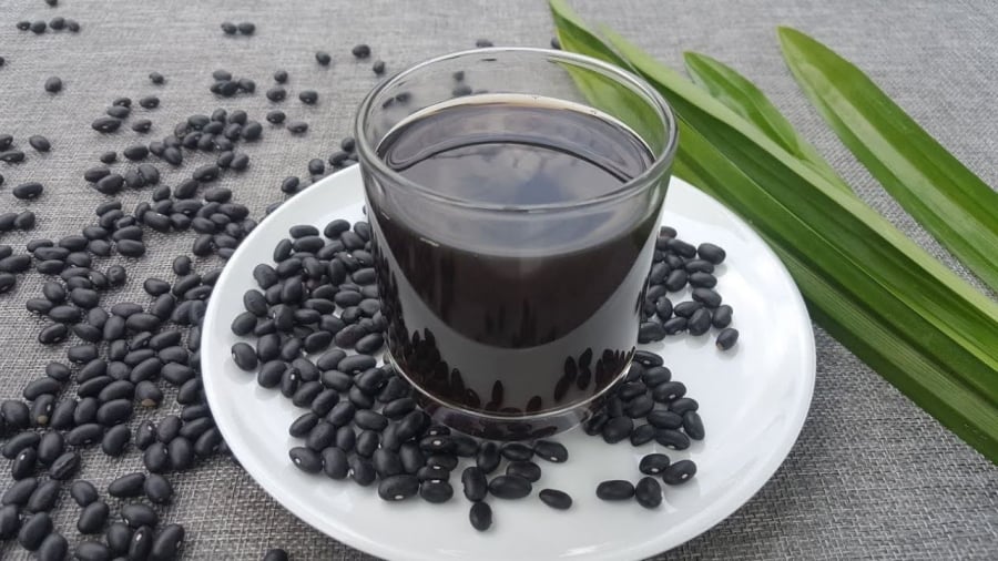 Nước đậu đen có tác dụng nuôi dưỡng mái tóc chắc khỏe, ngăn ngừa tóc bạc sớm.