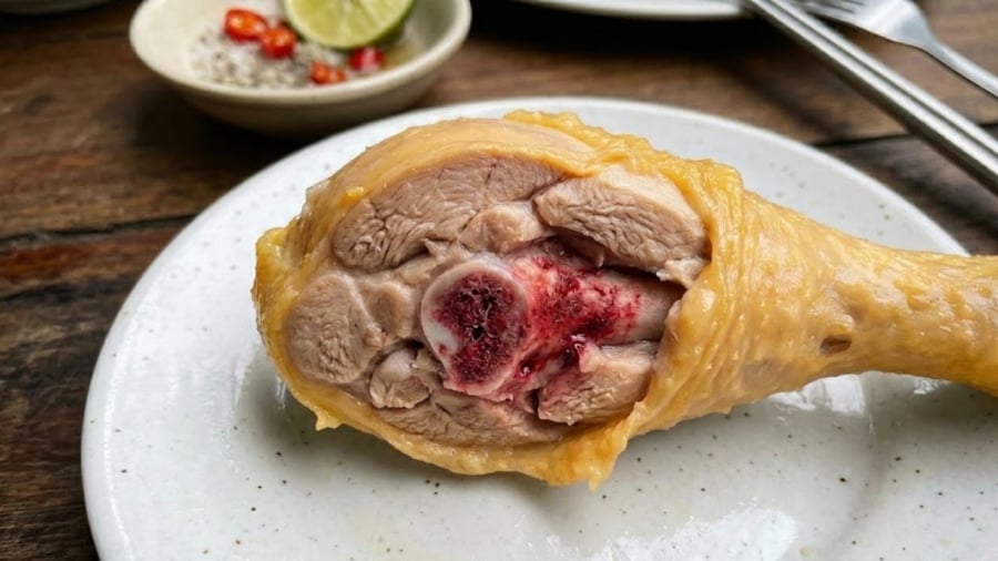 Thịt gà luộc bị đỏ xương có thể không phải do thịt chưa chín.